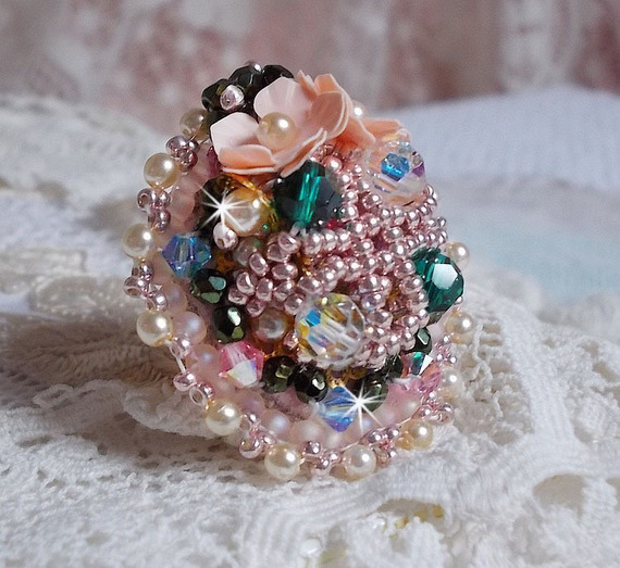 Bohemsk ring brodert med Swarovski-krystaller, fasetter og Miyuki-perler