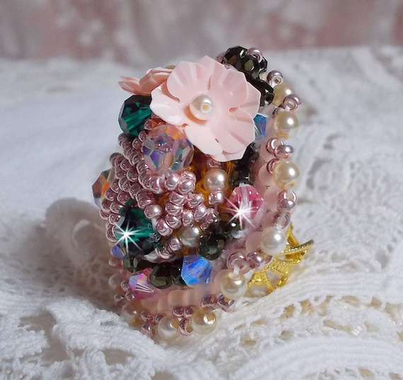 Bohemsk ring brodert med Swarovski-krystaller, fasetter og Miyuki-perler
