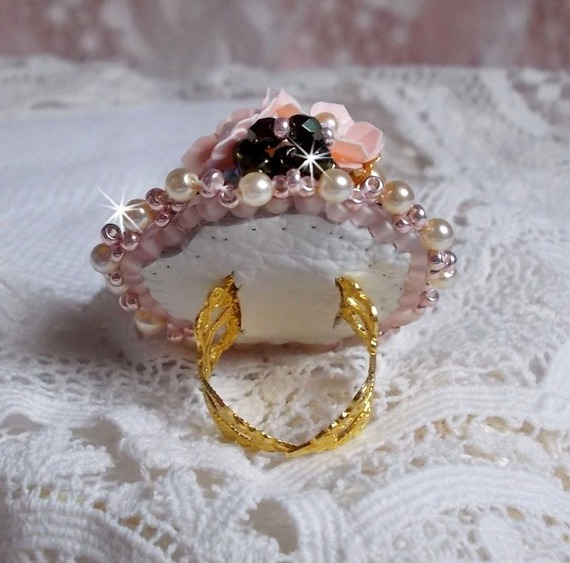 Bohemsk ring brodert med Swarovski-krystaller, fasetter og Miyuki-perler