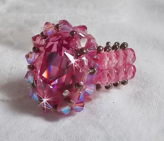 Rose Royale ring med fasetter og en Swarovski-krystall cabochon
