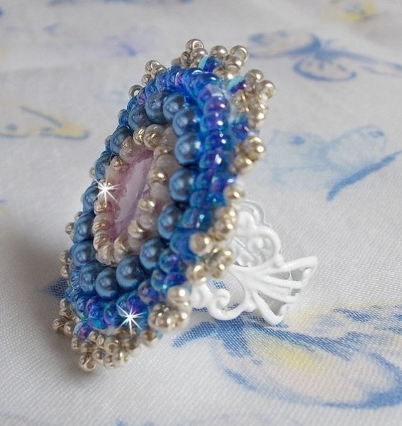 Azur-ring brodert med Swarovski-krystaller og perler