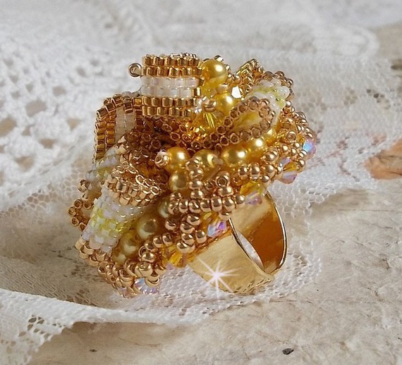 Sunflower Gold Haute-Couture-ring brodert med 24 karat gullbelagte frøperler og Swarovski-krystaller 