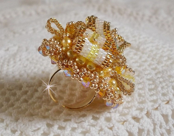 Sunflower Gold Haute-Couture-ring brodert med 24 karat gullbelagte frøperler og Swarovski-krystaller 