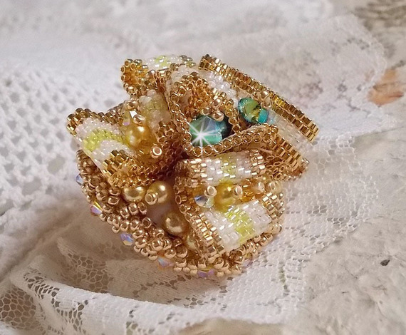 Sunflower Gold Haute-Couture-ring brodert med 24 karat gullbelagte frøperler og Swarovski-krystaller 