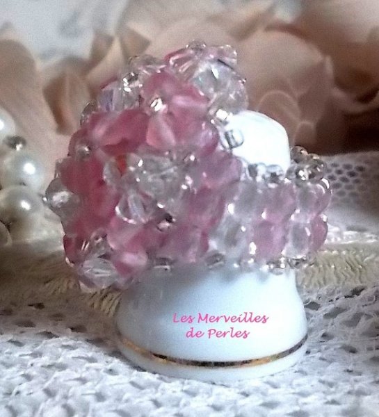 Glitrende rosa ring med Swarovski-krystallfasetter og spinnere
