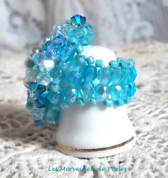 Himmelsk ring med fasetter, perler og krystallspinnere