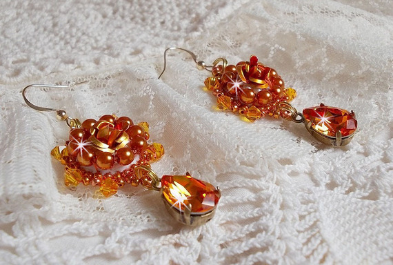 BO Lady i oransje brodert med Swarovski Tangerine-krystaller, frøperler og bohemske glassperler