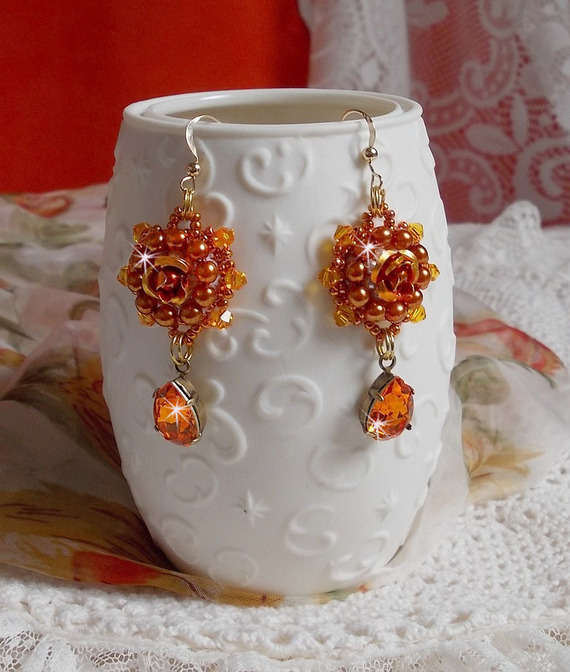 BO Lady i oransje brodert med Swarovski Tangerine-krystaller, frøperler og bohemske glassperler