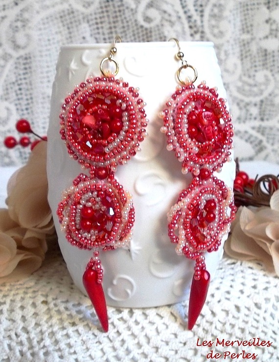 BO Coralie brodert med korall halvedelstener, Swarovski-krystaller, frøperler og 14 karat gullfylte kroker