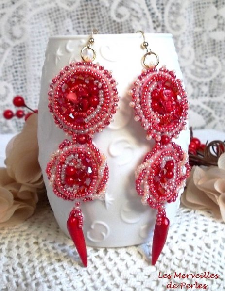 BO Coralie brodert med korall halvedelstener, Swarovski-krystaller, frøperler og 14 karat gullfylte kroker