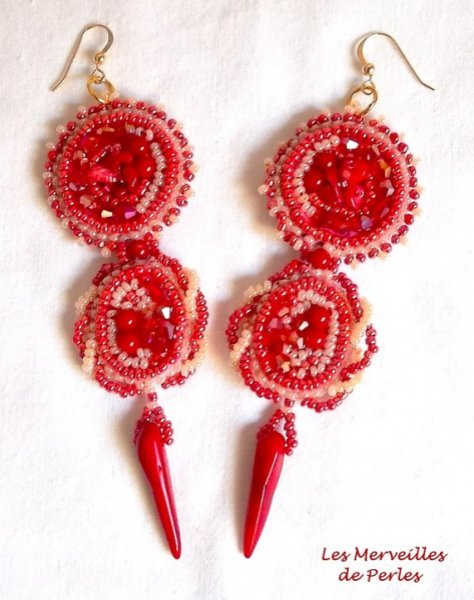 BO Coralie brodert med korall halvedelstener, Swarovski-krystaller, frøperler og 14 karat gullfylte kroker