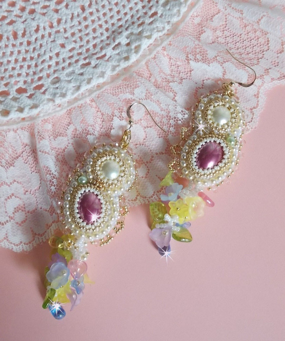 BO Envolée Fleurie brodert med Lucite blomster, harpiks cabochons, flate runde perler, seed perler og 14 karat gull fylt ørekroker