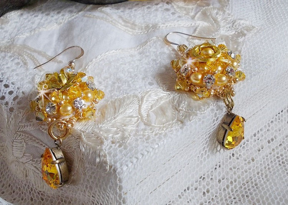 BO Sunflower Gold brodert med Swarovski-krystaller, metallroser og Miyuki frøperler