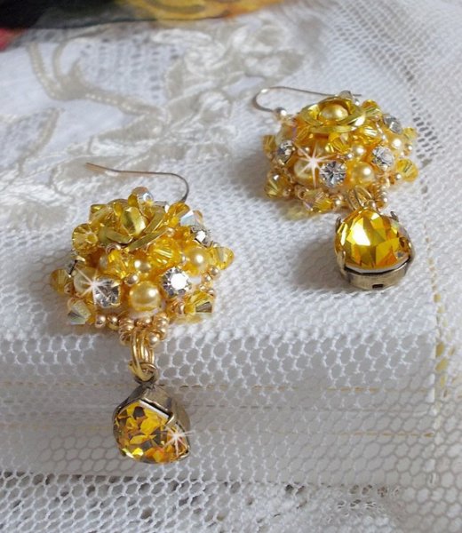 BO Sunflower Gold brodert med Swarovski-krystaller, metallroser og Miyuki frøperler