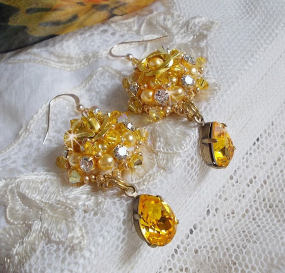 BO Sunflower Gold brodert med Swarovski-krystaller, metallroser og Miyuki frøperler