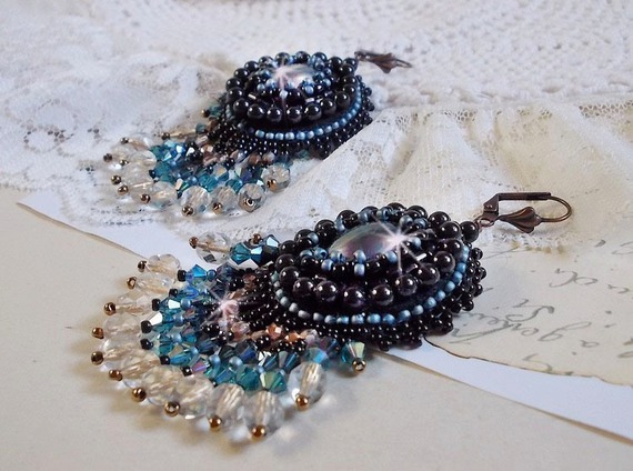 BO Angelot brodert med harpiks cabochons, Swarovski krystallperler og Toho frøperler