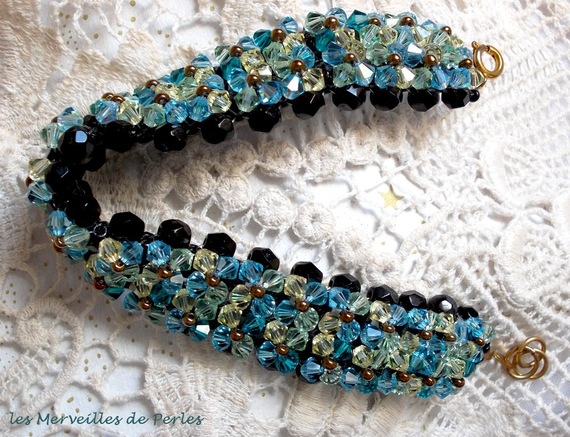Glitrende Aurora-armbånd med svarte fasetter og fargede snurretopper i Swarovski-krystall