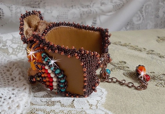 Bracelet Les Rêves d'Acapulco manchette brodé sur du cuir vachette caramel avec des Cristaux de Swarovski, des perles magiques et des rocailles