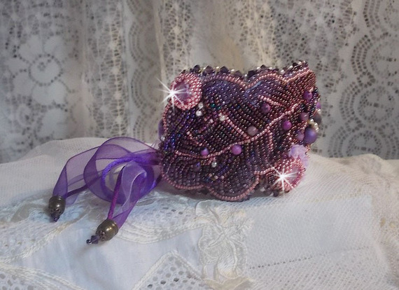 Kinesisk Purple Stone mansjettarmbånd brodert med fine steiner: Sugilitter, Swarovski-krystaller, frøperler og et lilla Organza-bånd