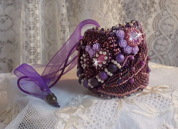Kinesisk Purple Stone mansjettarmbånd brodert med fine steiner: Sugilitter, Swarovski-krystaller, frøperler og et lilla Organza-bånd