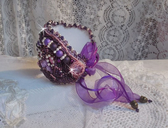 Kinesisk Purple Stone mansjettarmbånd brodert med fine steiner: Sugilitter, Swarovski-krystaller, frøperler og et lilla Organza-bånd