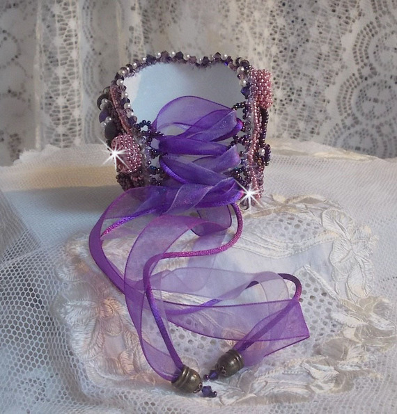 Kinesisk Purple Stone mansjettarmbånd brodert med fine steiner: Sugilitter, Swarovski-krystaller, frøperler og et lilla Organza-bånd