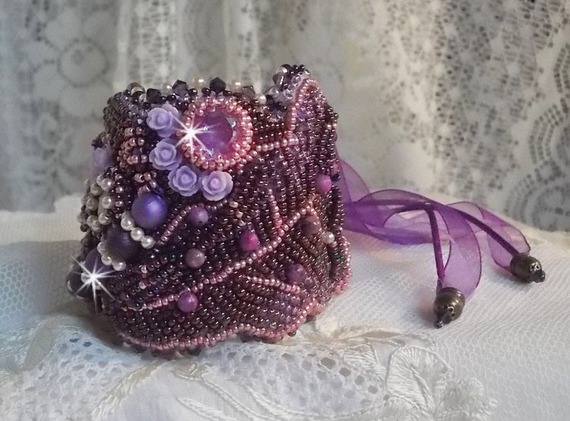 Kinesisk Purple Stone mansjettarmbånd brodert med fine steiner: Sugilitter, Swarovski-krystaller, frøperler og et lilla Organza-bånd