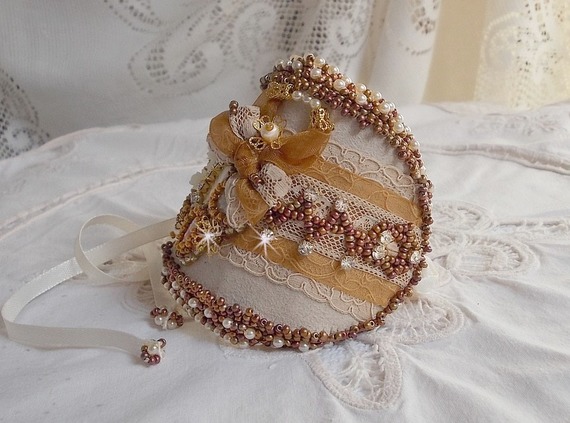Reflets de Rosée mansjettarmbånd brodert med perler, Swarovski-krystaller, frøperler og antikke blonder