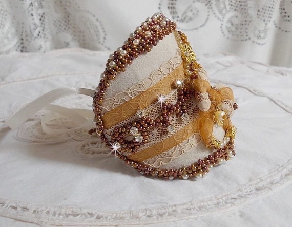 Reflets de Rosée mansjettarmbånd brodert med perler, Swarovski-krystaller, frøperler og antikke blonder