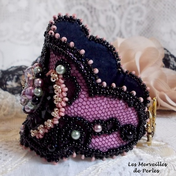 Marquise mansjettarmbånd brodert med Swarovski-krystaller, antikke svarte blonder fra 1950, ferskvannsperler og frøperler