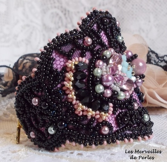 Marquise mansjettarmbånd brodert med Swarovski-krystaller, antikke svarte blonder fra 1950, ferskvannsperler og frøperler