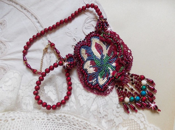 Halskjede Enchantement d'Automne brodert med Bordeaux perler, blonder, forskjellige perler og frøperler