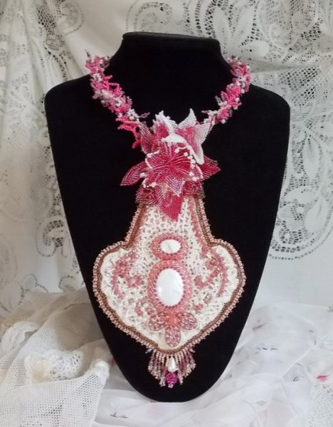 Pink Lily halskjede med hvit Howlite edelsten, frøperler, blonder og forskjellige perler Haute-Couture stil