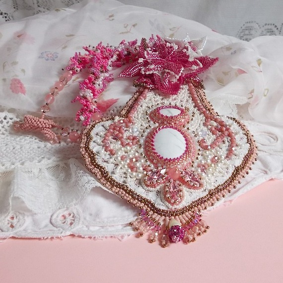 Pink Lily halskjede med hvit Howlite edelsten, frøperler, blonder og forskjellige perler Haute-Couture stil
