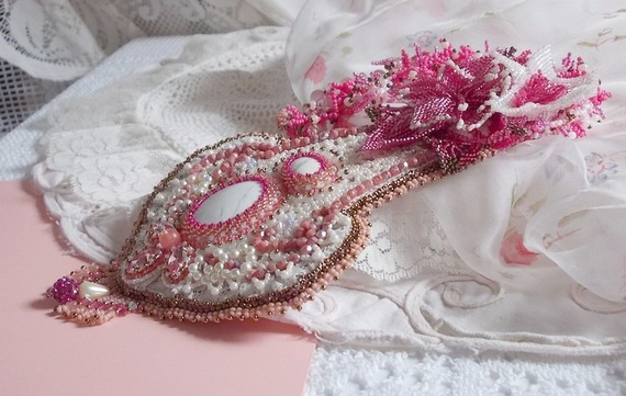 Pink Lily halskjede med hvit Howlite edelsten, frøperler, blonder og forskjellige perler Haute-Couture stil