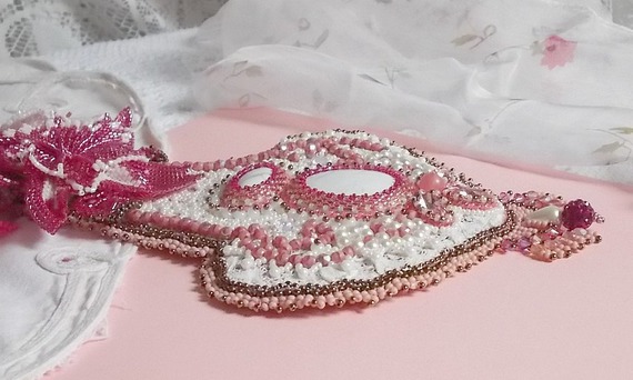 Pink Lily halskjede med hvit Howlite edelsten, frøperler, blonder og forskjellige perler Haute-Couture stil