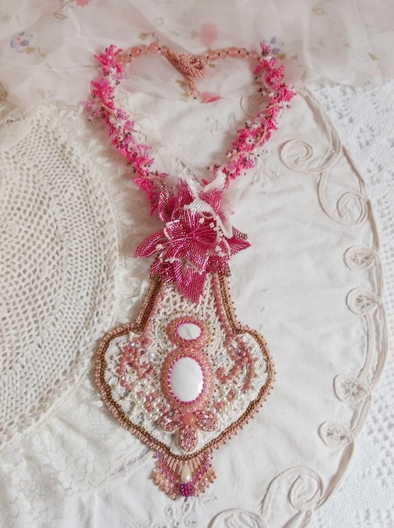 Pink Lily halskjede med hvit Howlite edelsten, frøperler, blonder og forskjellige perler Haute-Couture stil