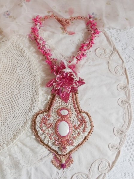 Pink Lily halskjede med hvit Howlite edelsten, frøperler, blonder og forskjellige perler Haute-Couture stil