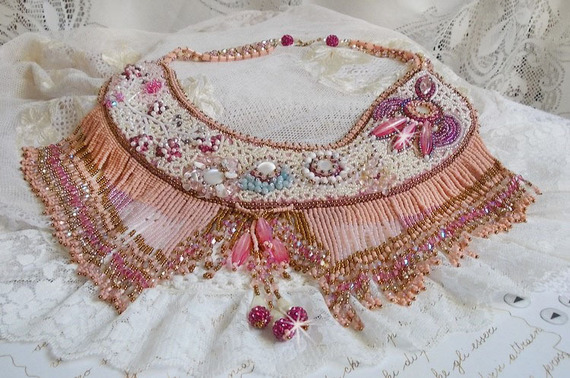 Evig rose halskjede brodert med halvedelstener og full av forskjellige kvalitetsperler