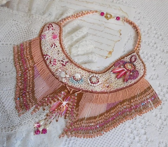 Evig rose halskjede brodert med halvedelstener og full av forskjellige kvalitetsperler
