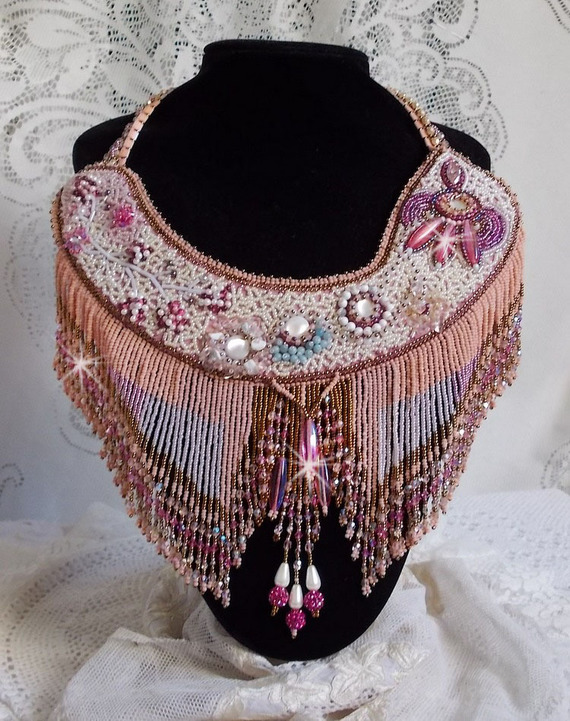 Evig rose halskjede brodert med halvedelstener og full av forskjellige kvalitetsperler