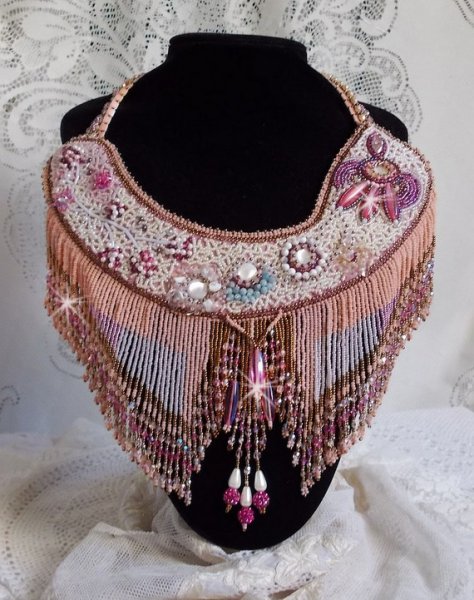 Evig rose halskjede brodert med halvedelstener og full av forskjellige kvalitetsperler