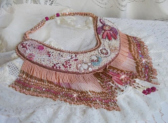 Evig rose halskjede brodert med halvedelstener og full av forskjellige kvalitetsperler