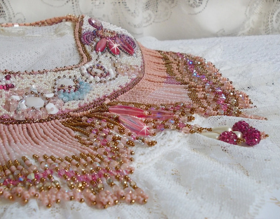 Evig rose halskjede brodert med halvedelstener og full av forskjellige kvalitetsperler