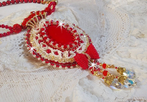 Nous Deux Haute-Couture barokk anheng brodert med halvedelperler og Swarovski krystall 