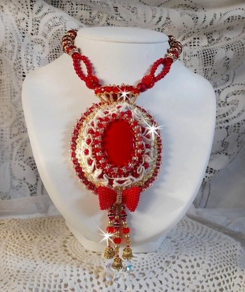 Nous Deux Haute-Couture barokk anheng brodert med halvedelperler og Swarovski krystall 