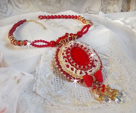Nous Deux Haute-Couture barokk anheng brodert med halvedelperler og Swarovski krystall 