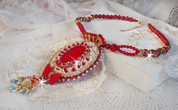 Nous Deux Haute-Couture barokk anheng brodert med halvedelperler og Swarovski krystall 