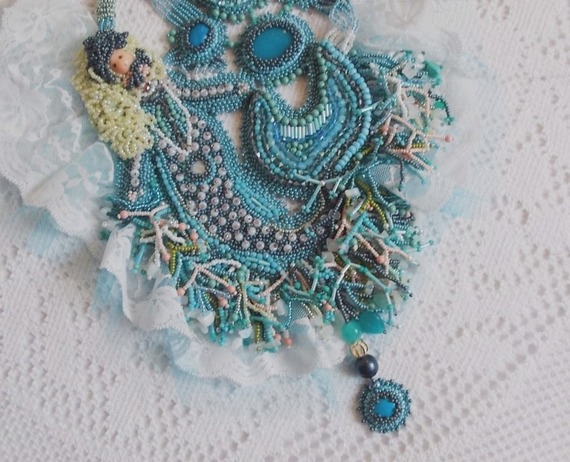 Halskjede Plastron La Petite Sirène Haute-Couture brodert med halvedelstener av Howlite, Moonstones og Crystals