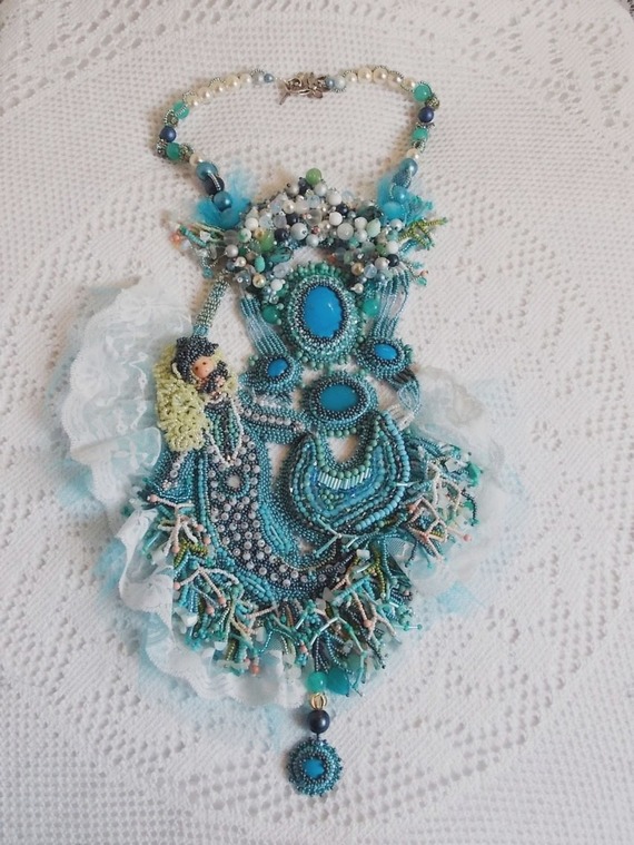 Halskjede Plastron La Petite Sirène Haute-Couture brodert med halvedelstener av Howlite, Moonstones og Crystals